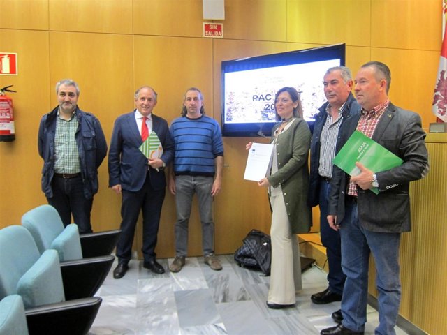 La consejera y responsables de las OPA y de Urcacyl.      