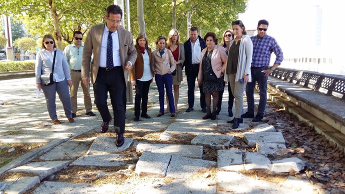 Díaz comprueba el estado de la calle.