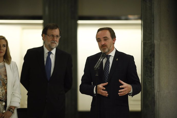 Rajoy firma en el Congreso un acuerdo con Javier Esparza sobre Presupuestos