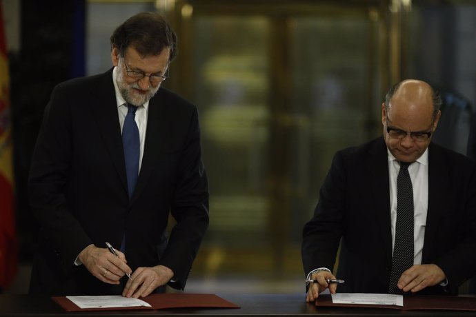 Rajoy firma con Coalición Canaria un acuerdo sobre los Presupuestos