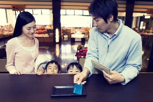 Familia efectuando un pago