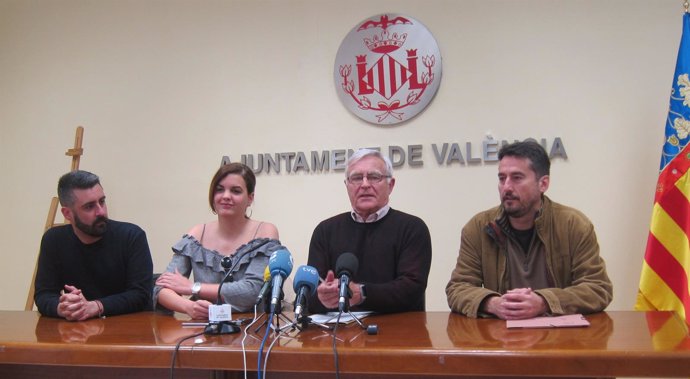 Joan Ribó junto a los portavoces de su equipo de gobierno            