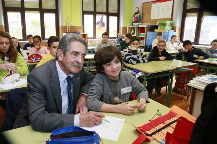 Revilla visita el Colegio Rural Agrupado Peñacabarga