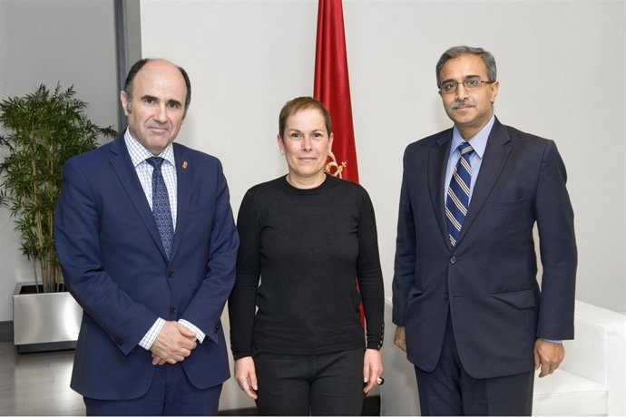 Manu Ayerdi, la presidenta Barkos y el embajador. 