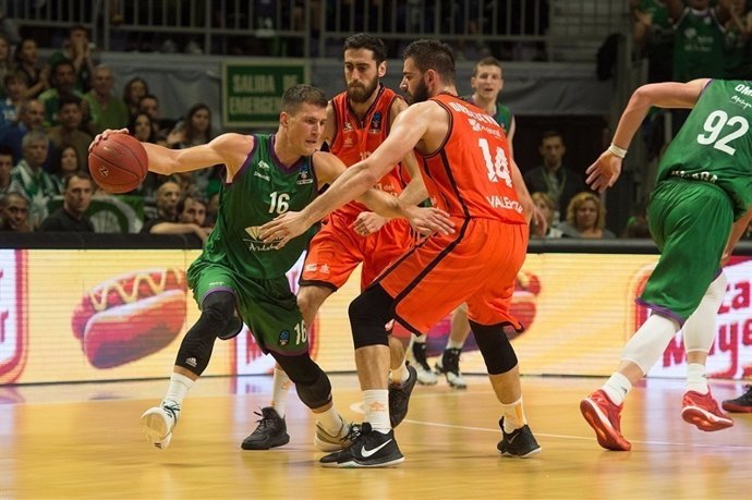 Nedovic y Dubljevic en el Unicaja - Valencia Basket