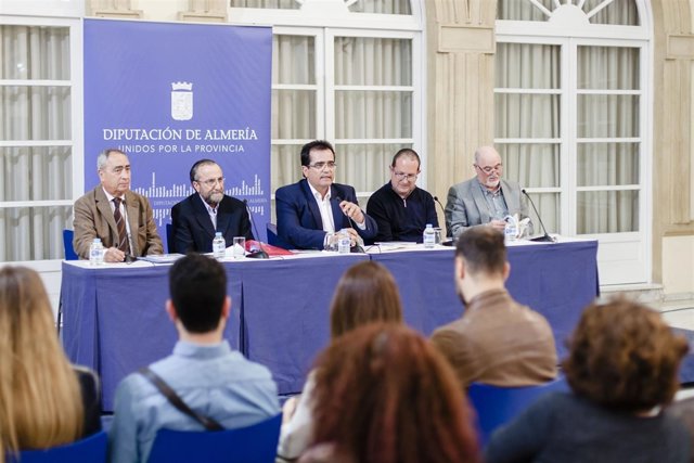 El Patio de Luces ha acogido la presentación de las dos obras literarias.