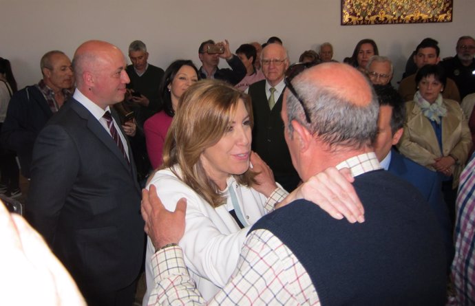 Susana Díaz saluda a los asistentes al acto en el Ayuntamiento de Peñarroya