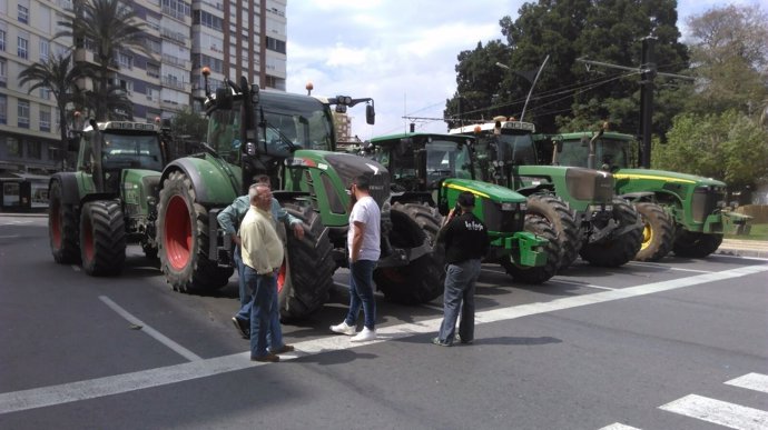 Imagen de tractores en la plaza Circular