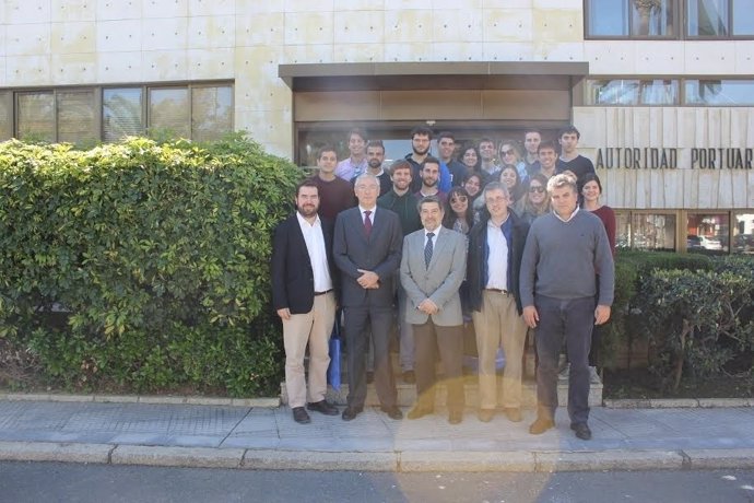 Estudiantes de Ingeniería de Caminos de Madrid visitan el puerto de Huelva.