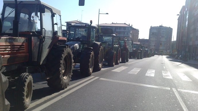 Tractorada bloque la calle de O Hórreo