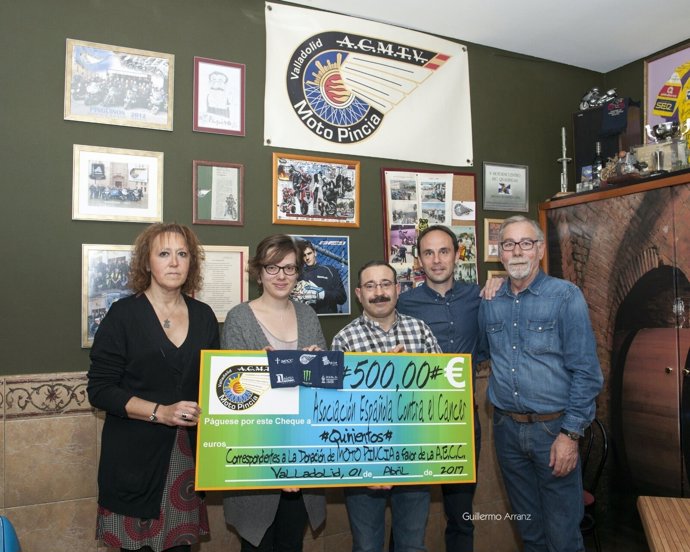 Entrega del cheque de Moto Pincia a la AECC