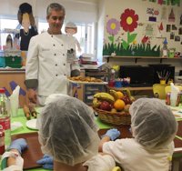 Taller de cocina para elaborar pestiños en el Aula Escolar del Hospital Virgen Macarena de Sevilla