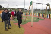 Mazón inaugura la mejora del Ayuntamiento de Polanco y un parque infantil en Rinconeda