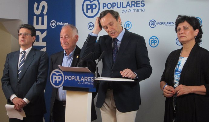 En el centro, el diputado nacional del PP y portavoz, Rafael Hernando 