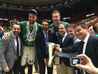 El consejero de Turismo felicita al Unicaja Baloncesto por el título de campeón de la Eurocup
