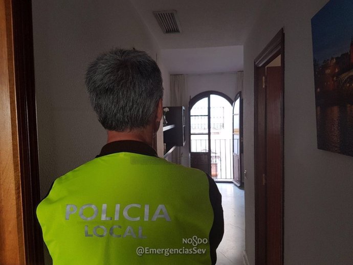 La Policía inspecciona uno de los espacios.