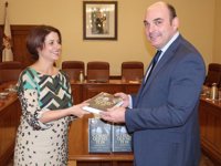 El Ayuntamiento de Teruel dona un lote de ejemplares de la novela 'El beso que no di', de Magdalena Lasala