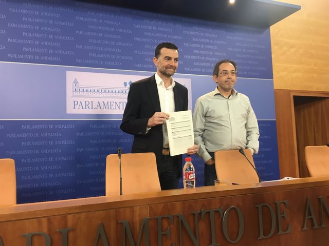 Antonio Maíllo y Joaquín Urías presentando el recurso ante el TC