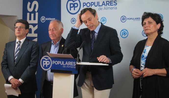 Al centre, el diputat nacional del PP i portaveu, Rafael Hernando 