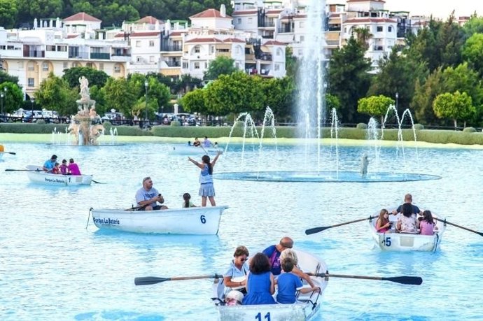 Parque de la batería torremolinos málaga viajeros turistas agua lago 