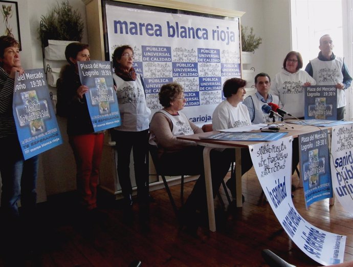 Miembros de la Marea Blanca La Rioja, en la rueda de prensa