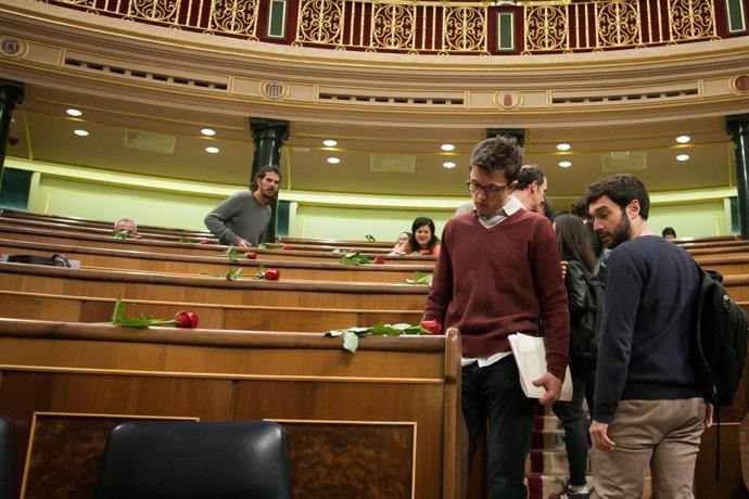 Dejan rosas en los escaños de Podemos en el Congreso