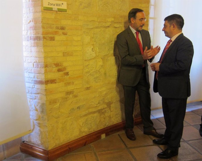 Felipe López (i) conversa con Francisco Reyes.