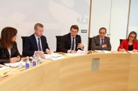 La Xunta convoca 1.043 plazas de docentes al amparo del real decreto-ley y avanza 1.600 en el Sergas