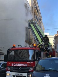 Sucesos.- Bomberos extinguen un incendio en un edificio deshabitado del centro de Sevilla