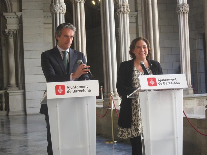 L'alcaldessa de Barcelona,  Ada Colau, i el ministre Íñigo de la Serna