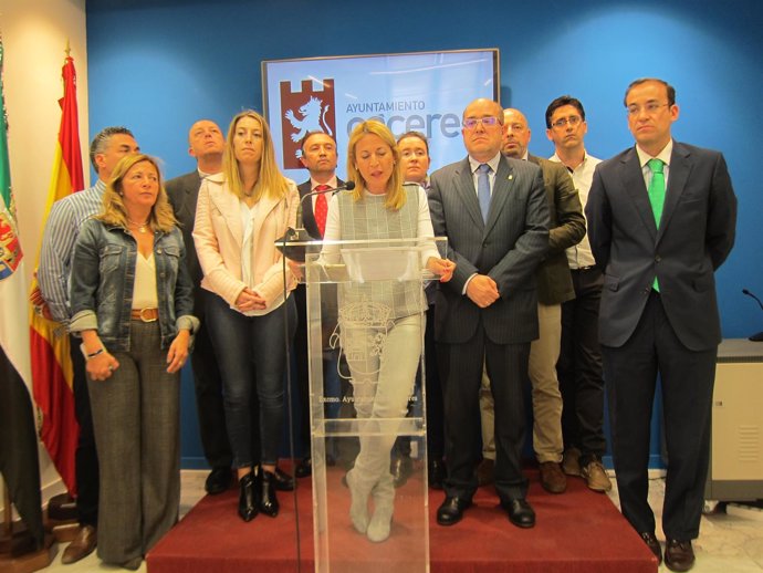 La alcaldesa de Cáceres arropada por su equipo de Gobierno            