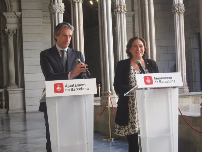 La alcaldesa de Barcelona, Ada Colau, y el ministro Íñigo de la Serna
