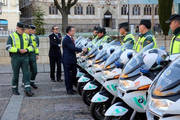 Prensa Aytoleón. Visita Alumnos Escuela Tráfico Mérida (Nota, Audio Y Fotos)