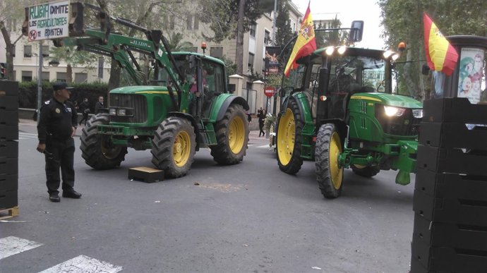 Imagen de los tractores retirándose de las calles