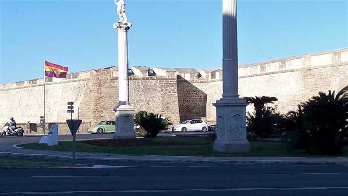 Bandera republicana en las Puertas de Tierra en Cádiz