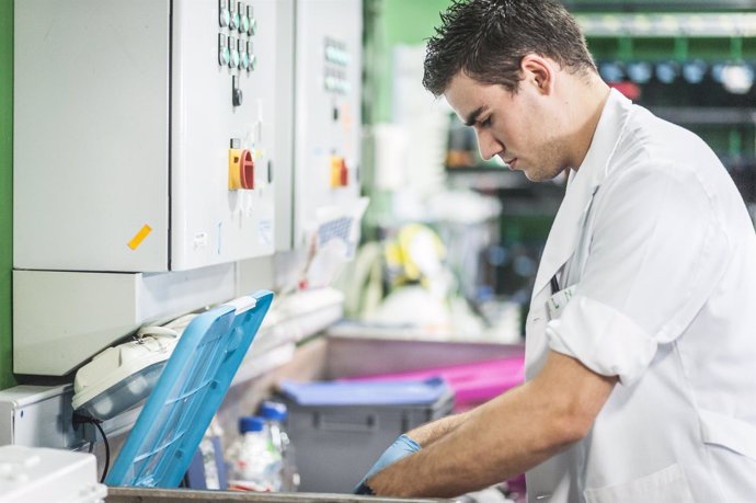 Técnico de laboratorio en la Universidad Pablo de Olavide