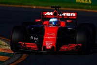 Alonso se prepara para sufrir y Mercedes para reaccionar ante Ferrari