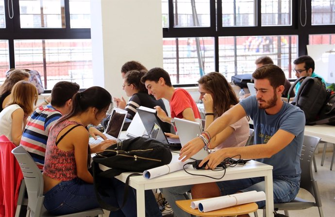 Estudiantes de la escuela técnica de arquitectura málaga 