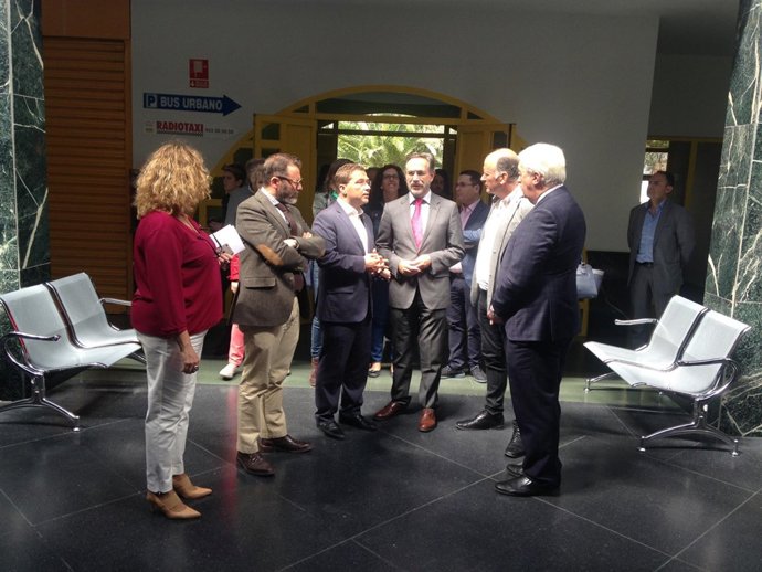 Felipe López (c) visita a la estación de autobuses de Andújar.