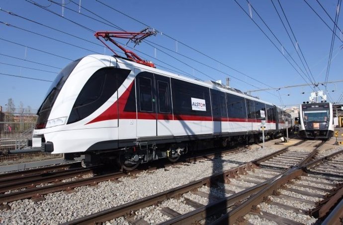El comboi del Metro  de Guadalajara que està fent proves en els FGC de Rubí 