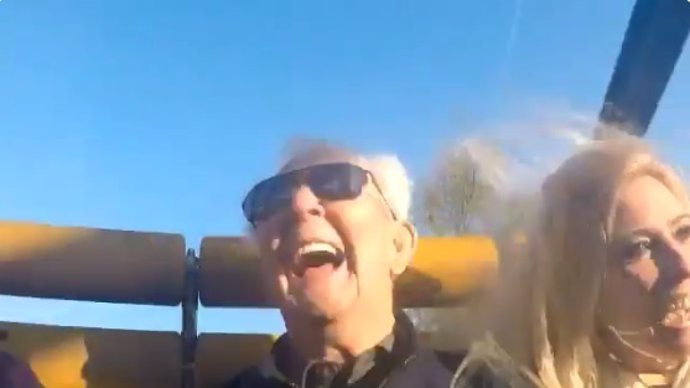 Un anciano de 105 años bate récord Guinness en subir a una montaña rusa