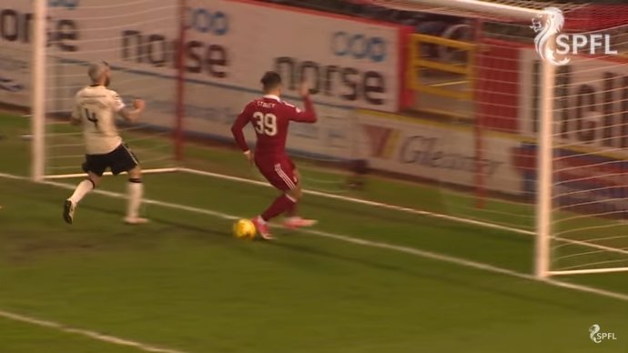 Increíble fallo de Miles Storey en el partido entre el Aberdeen y el Inverness