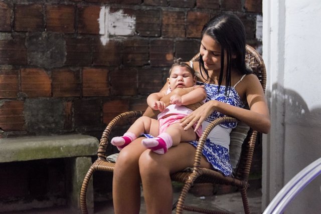 Mujer con niña con zika
