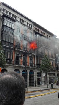 Un nuevo informe policial determina que la falta de agua condicionó las labores de extinción de Uría 58