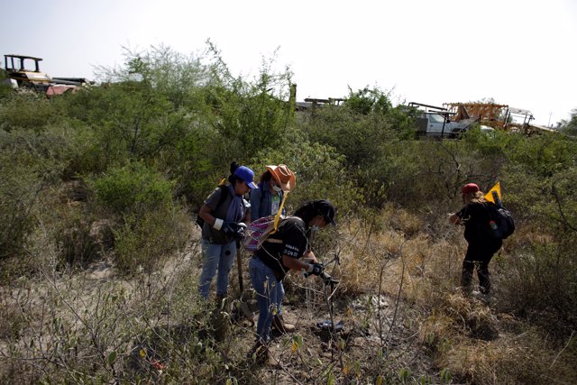 Un grupo de familiares de desaparecidos buscan a sus seres queridos en México 