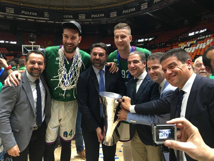 Las autoridades posan con la copa de campeón de la Eurocup de Unicaja