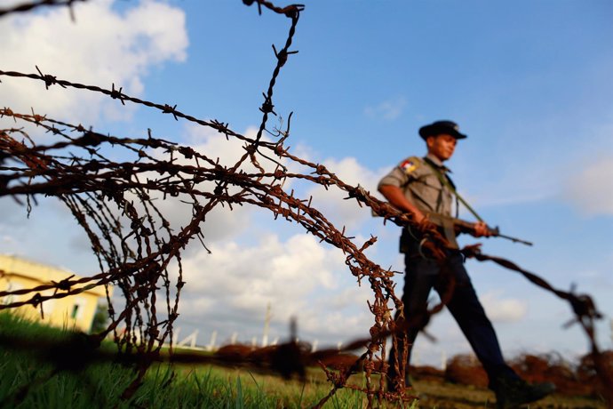 Un Polícía birmano patrulla la frontera del estado de Rajine con Bangladesh 