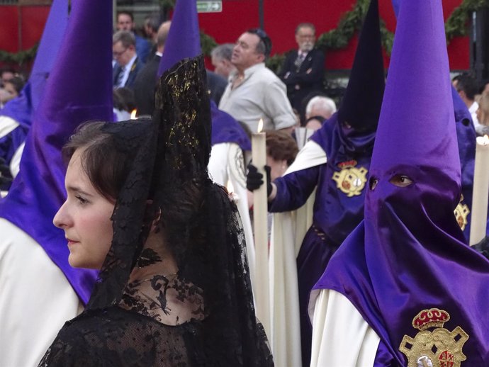 Mujer De Mantilla Y Nazareno