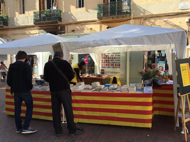 Puesto de libros en el día de Sant Jordi