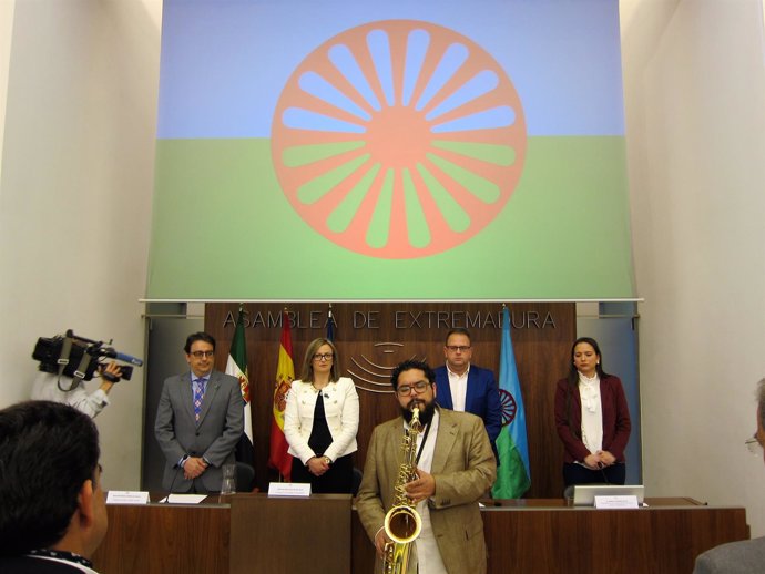 Interpretación del hinmo del pueblo gitano en la Asamblea de Extremadura